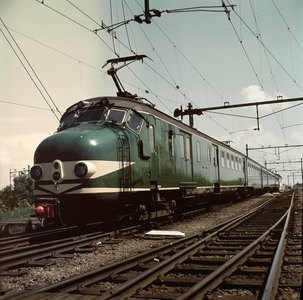 883120 Afbeelding van het electrische treinstel nr. 781 (Mat. 1954, plan P, Hondekop) van de N.S. te Leidschendam.